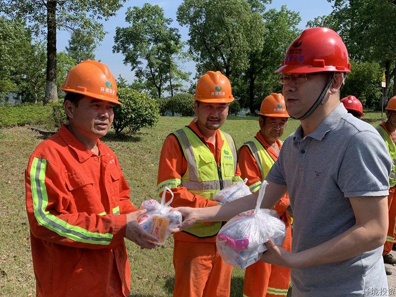 高温迎“烤”验 体贴送清凉-公司新闻-杭州萧山水务投资生长有限公司