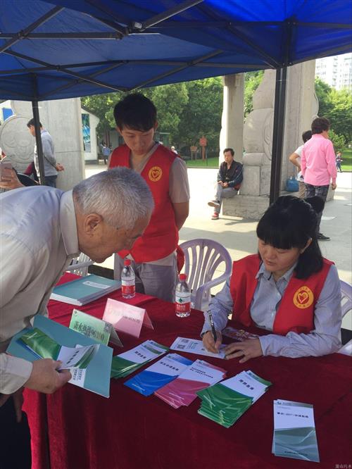 迎“五四”  集团团委启动广场便民效劳运动 - 77779193永利官网新闻 - 杭州萧山情形集团有限公司