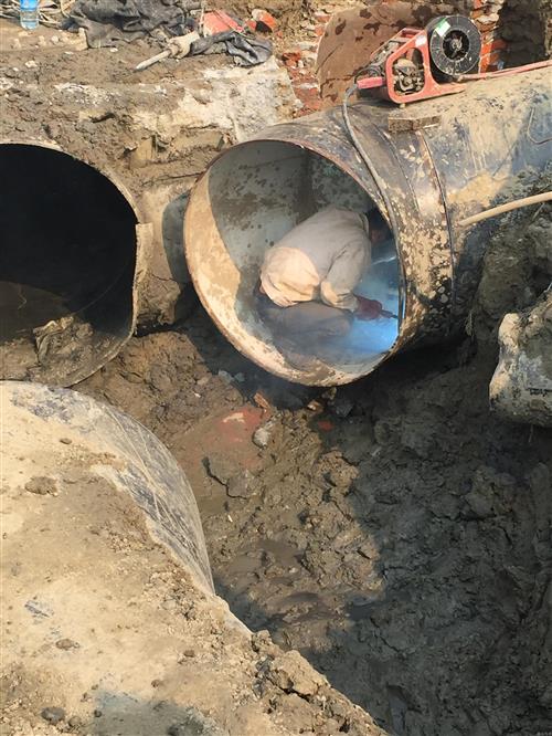 配合湘湖三期建设 闻堰泵站DN1200管割接施工 - 77779193永利官网新闻 - 杭州萧山情形集团有限公司